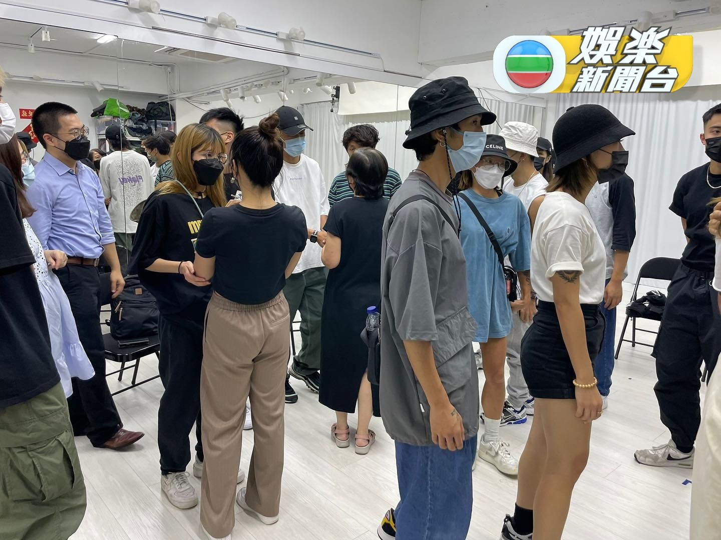 黑色T-shirt、戴眼鏡的SoChing，明顯瘦了一圈。