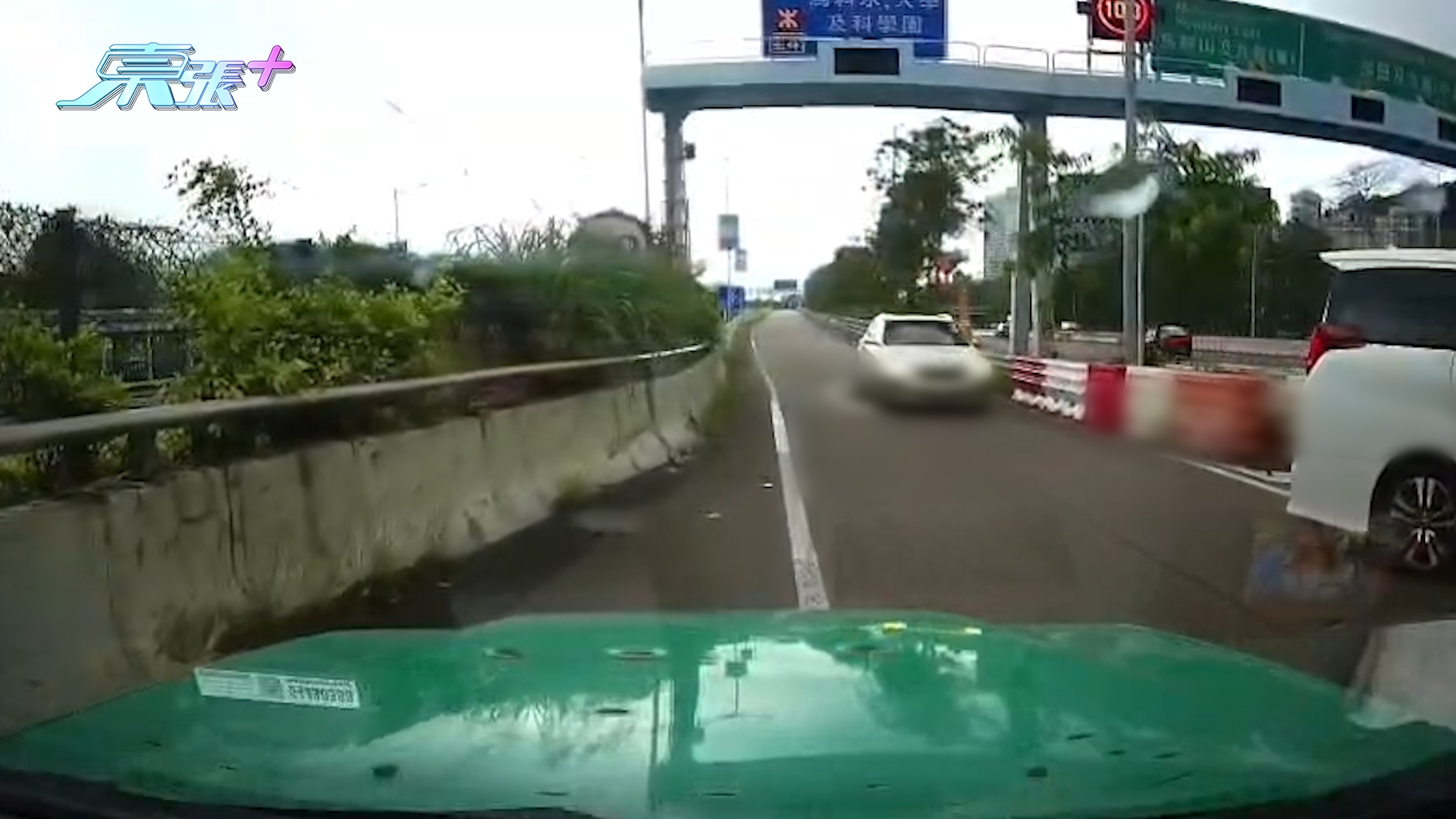 車Cam直擊｜大學迴旋處司機「連中兩元」　遇中港車及P牌車逆線入公路