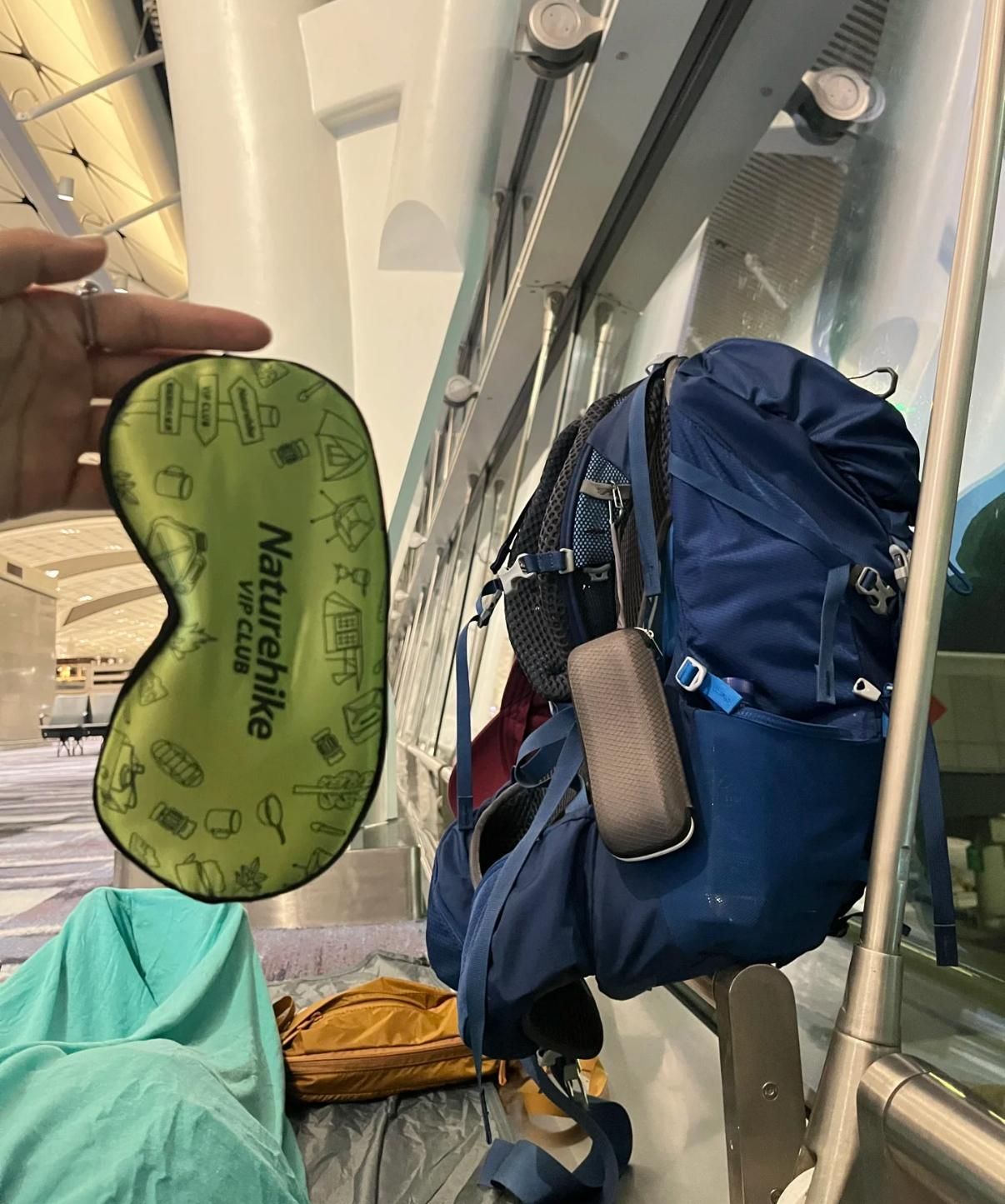 五一黃金周｜內地女教香港機場窮遊過夜攻略，稱「放下羞恥心」睡地上。