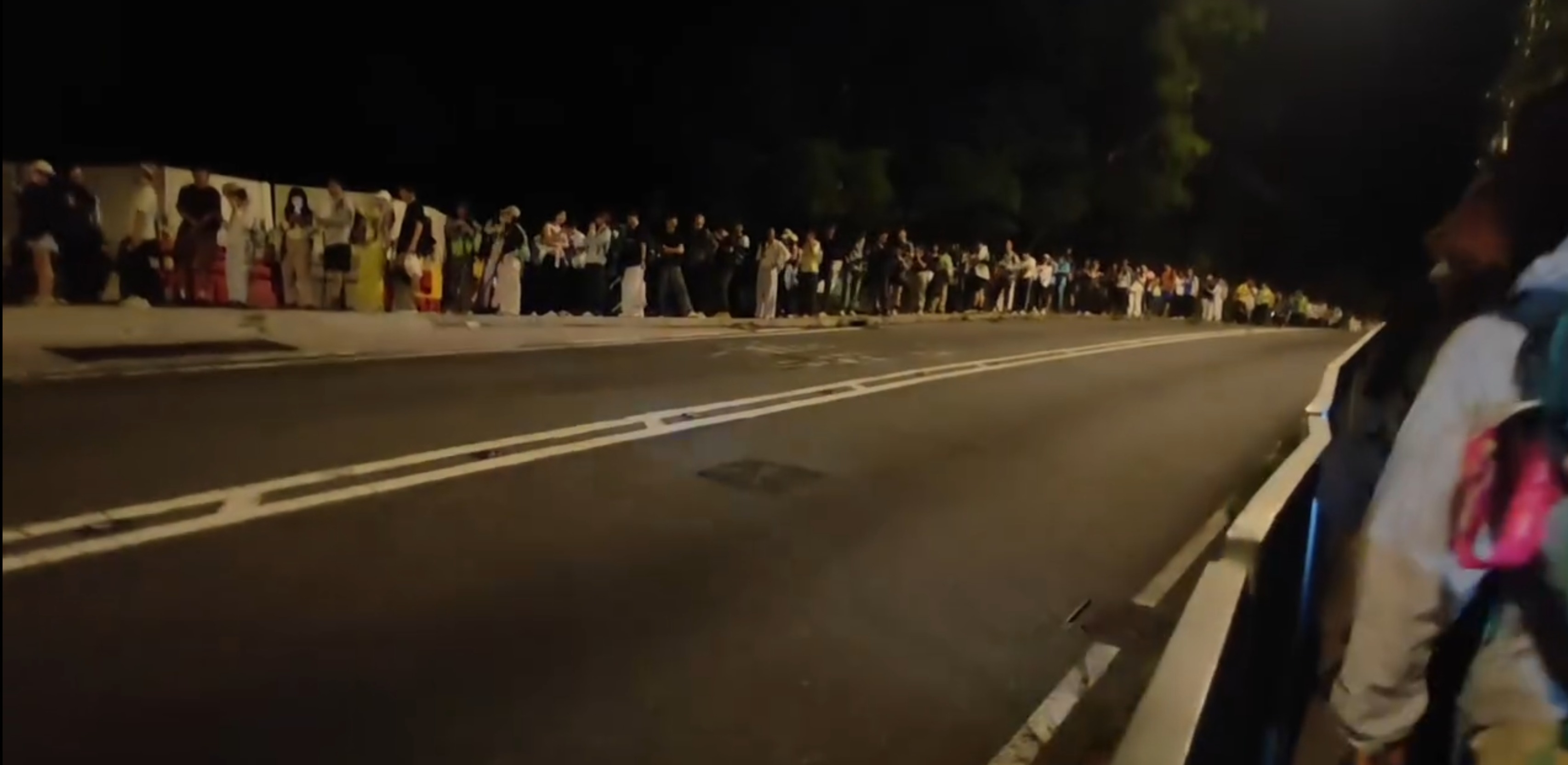 巴士站人龍「見唔到龍尾」