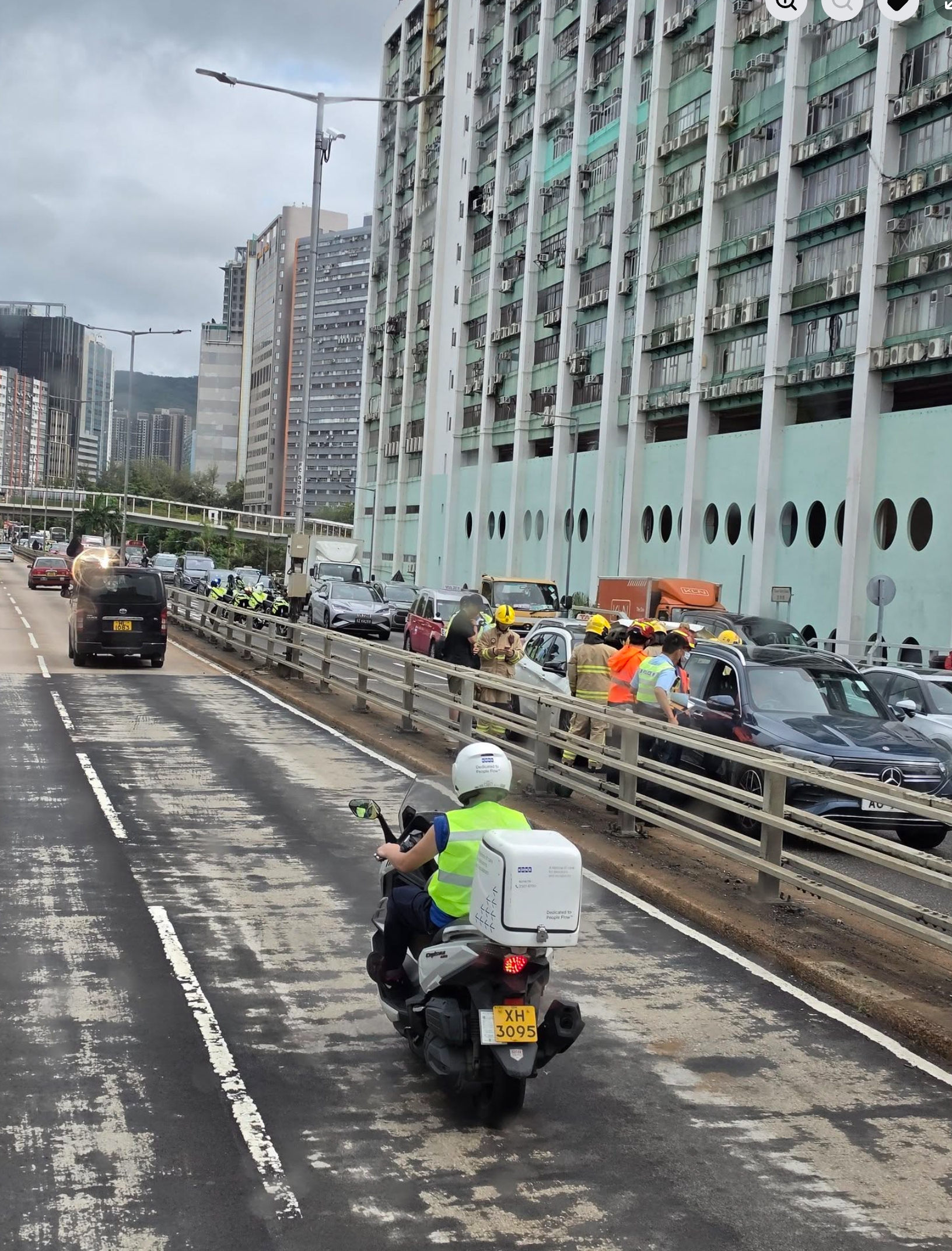 車Cam直擊｜荃灣新路開路「連續3日」有車禍　相同位置出現交通意外（FB@車cam L（香港群組））