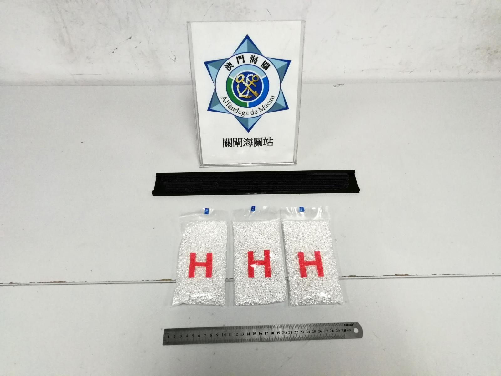 5名港人「形跡可疑」涉澳門口岸偷運138公斤銀粒出境　總值$301萬 (澳門海關提供)