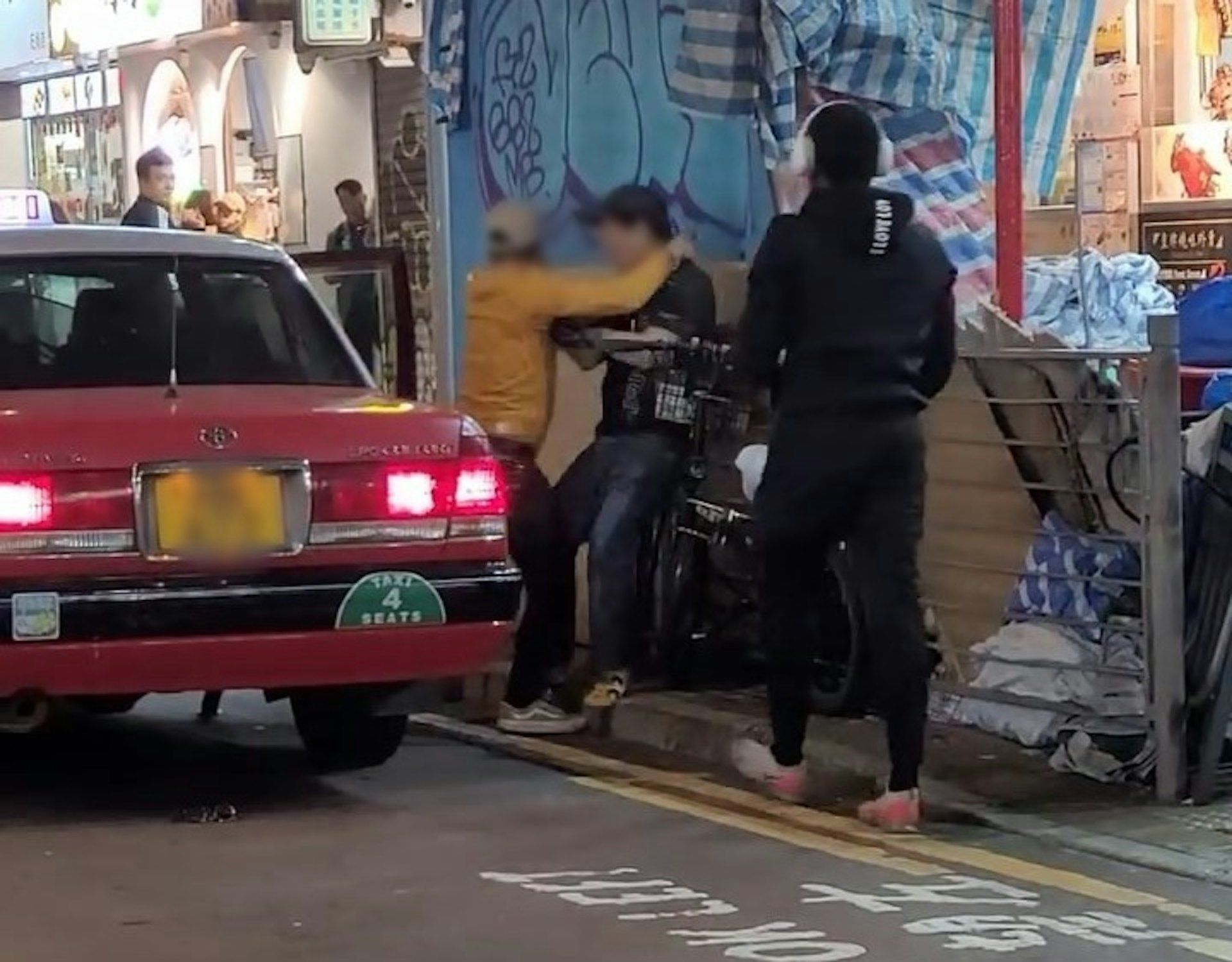 旺角MMA｜的士司機與途人打鬥拳來拳往