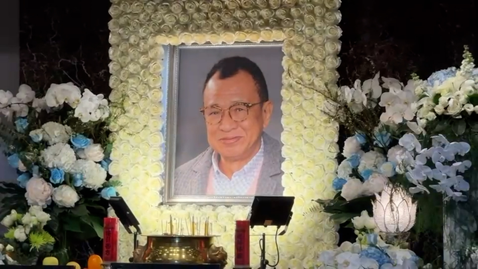 靈堂佈置以白色為主，遺照中的Benz雄面帶微笑，貫徹Benz哥的形象。