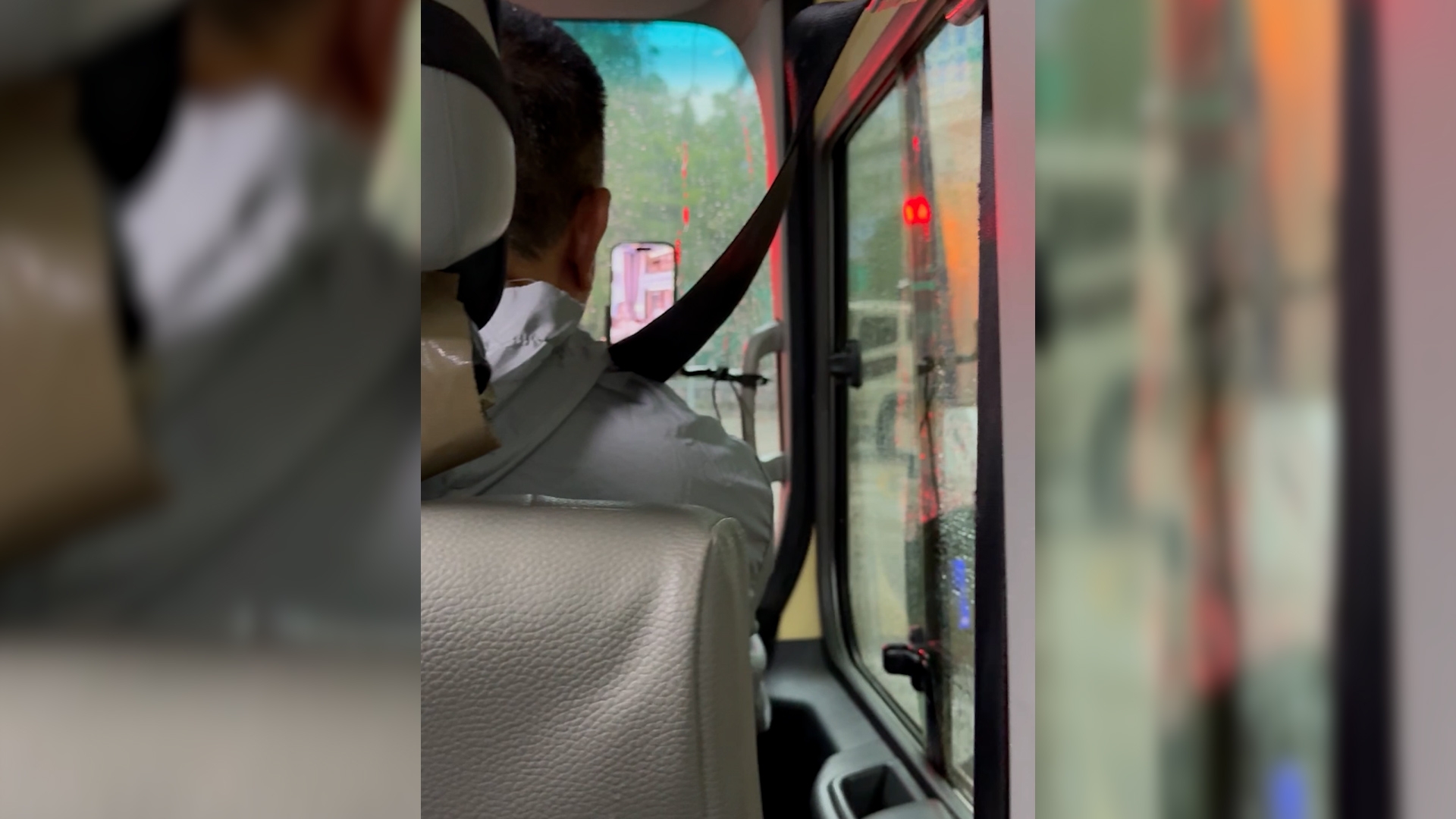 東張西望報料｜黃竹坑小巴司機疑「危險駕駛」開車播片　觀眾憂發生車禍 （觀眾陳小姐提供東張影片截圖）