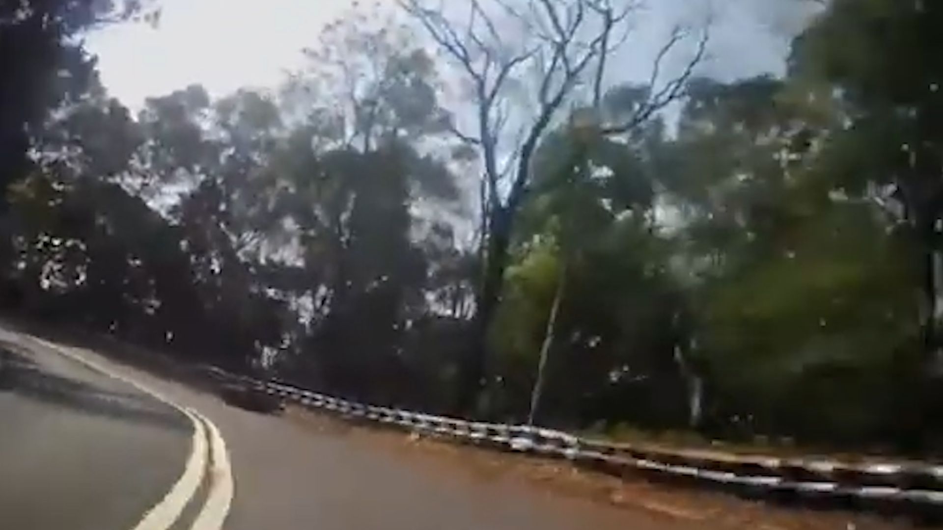 荃錦公路鐵騎士彎位失事翻滾6圈，電單車撼向山邊再反彈。