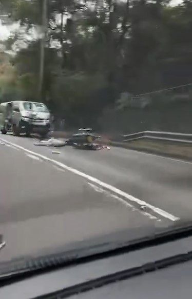 東涌道電單車撞貨Van車禍