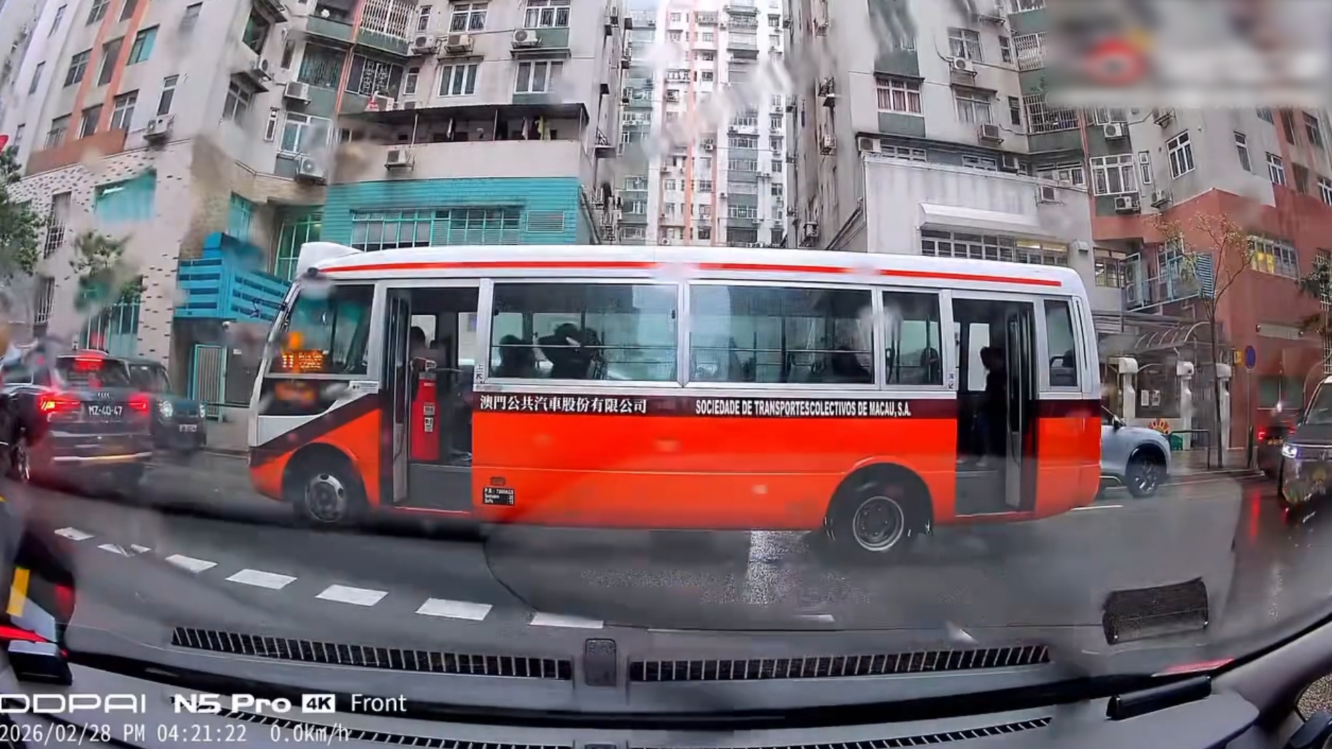 車Cam直擊｜澳門載客巴士行車「不關門」　澳巴：提前將有關日本型號車隊退役