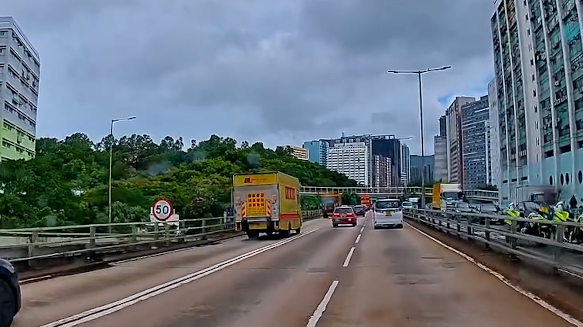 車Cam直擊｜荃灣新路開路「連續3日」有車禍　相同位置出現交通意外（FB@車cam L（香港群組））