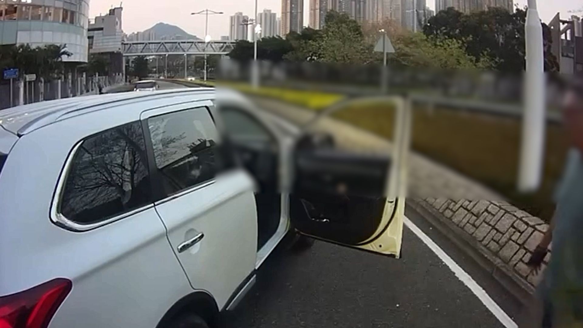 有片｜將軍澳白色私家車螺旋處閘車及讓線沒停