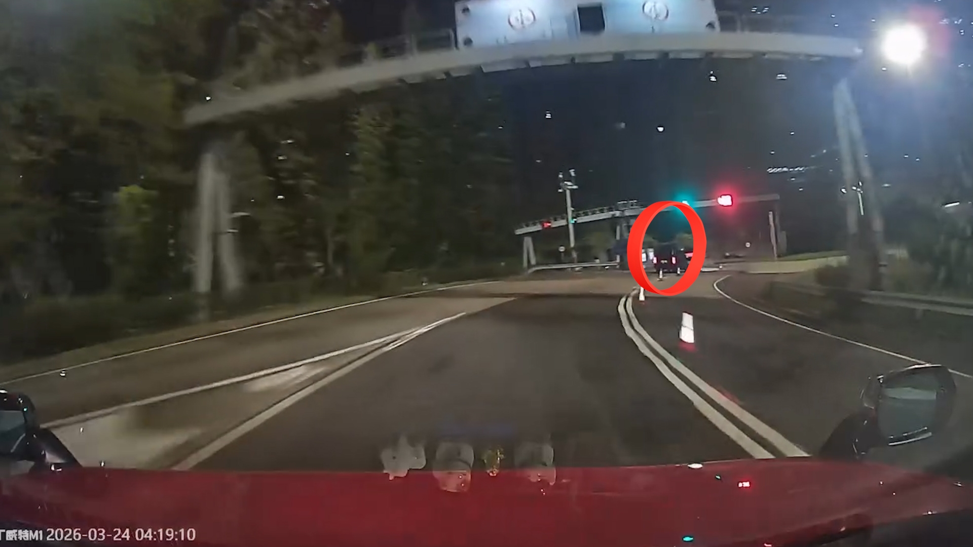 車Cam直擊｜私家車深夜東隧玩「瑪利歐賽車」　入錯線撞冧雪糕筒：車牌淘落嚟？