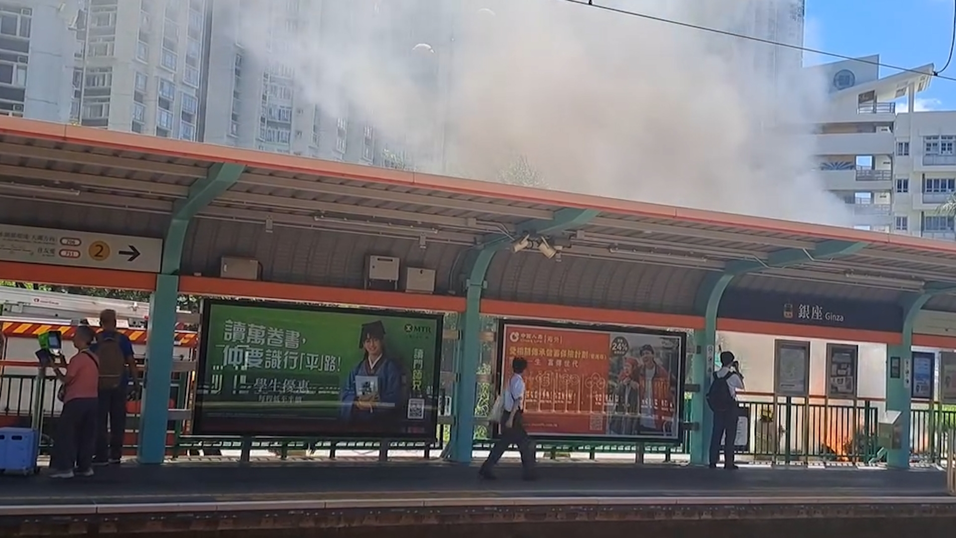 天水圍輕鐵銀座站對開私家車起火　濃煙衝半空消防到場灌救 （FB@香港交通及突發事故報料區／LI LY LI）