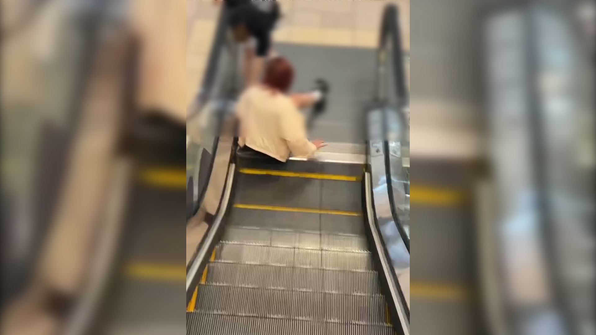 屯門少女坐商場電梯失平衡「原地瞓覺」　網民質疑：吸咗「太空油」 (Threads@itsqiqikeikei)