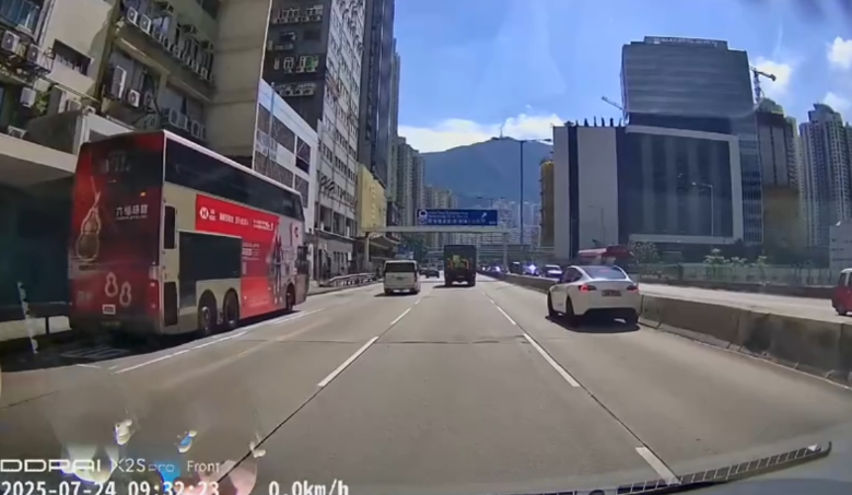 車Cam直擊｜新蒲崗馬路版「碰碰車」　貨車切線撞高速Tesla變自相殘殺