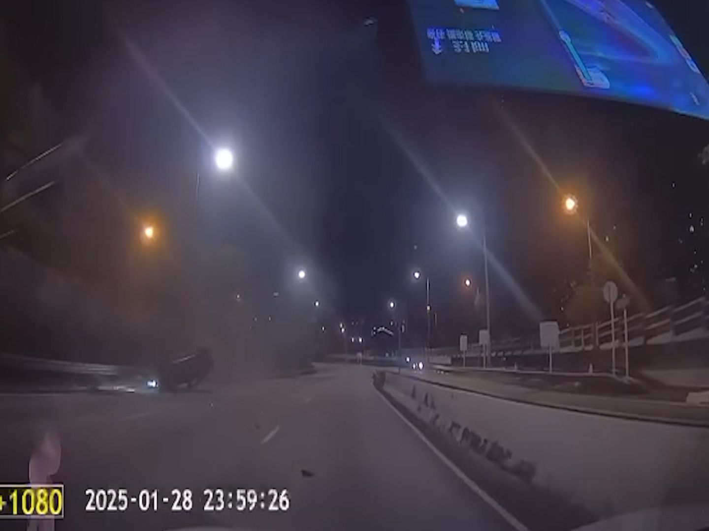 呈祥道私家車影線位切線失敗，鏟石壆再連打關斗四輪朝天