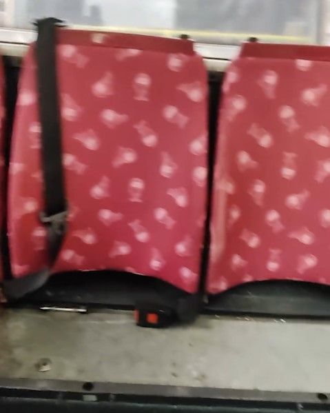 巴士上層後排座椅離奇被拆走，網民猜測可能因為1件事？