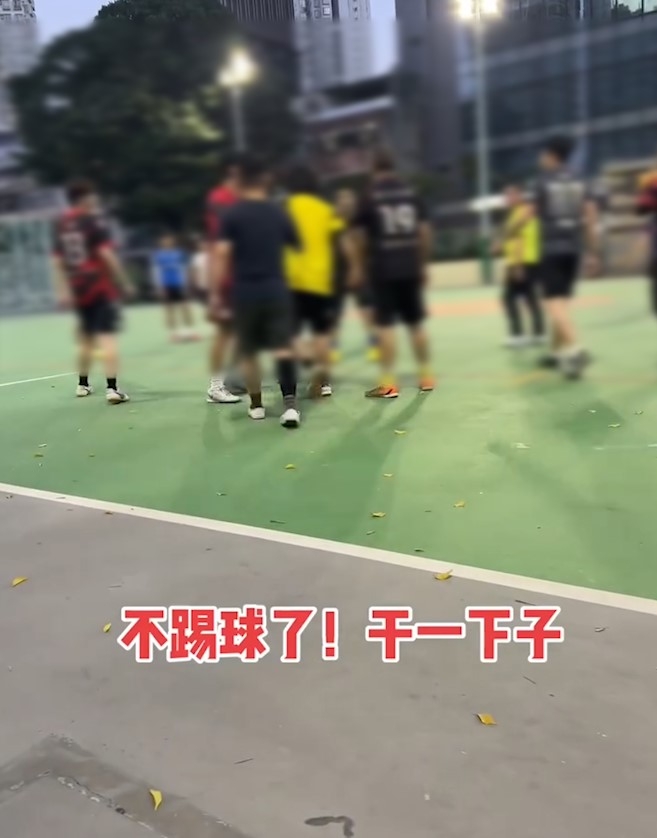 球場MMA｜街場踢波變打交　街坊球員爆粗打到碌地沙　網民笑稱：踢球只是虛名