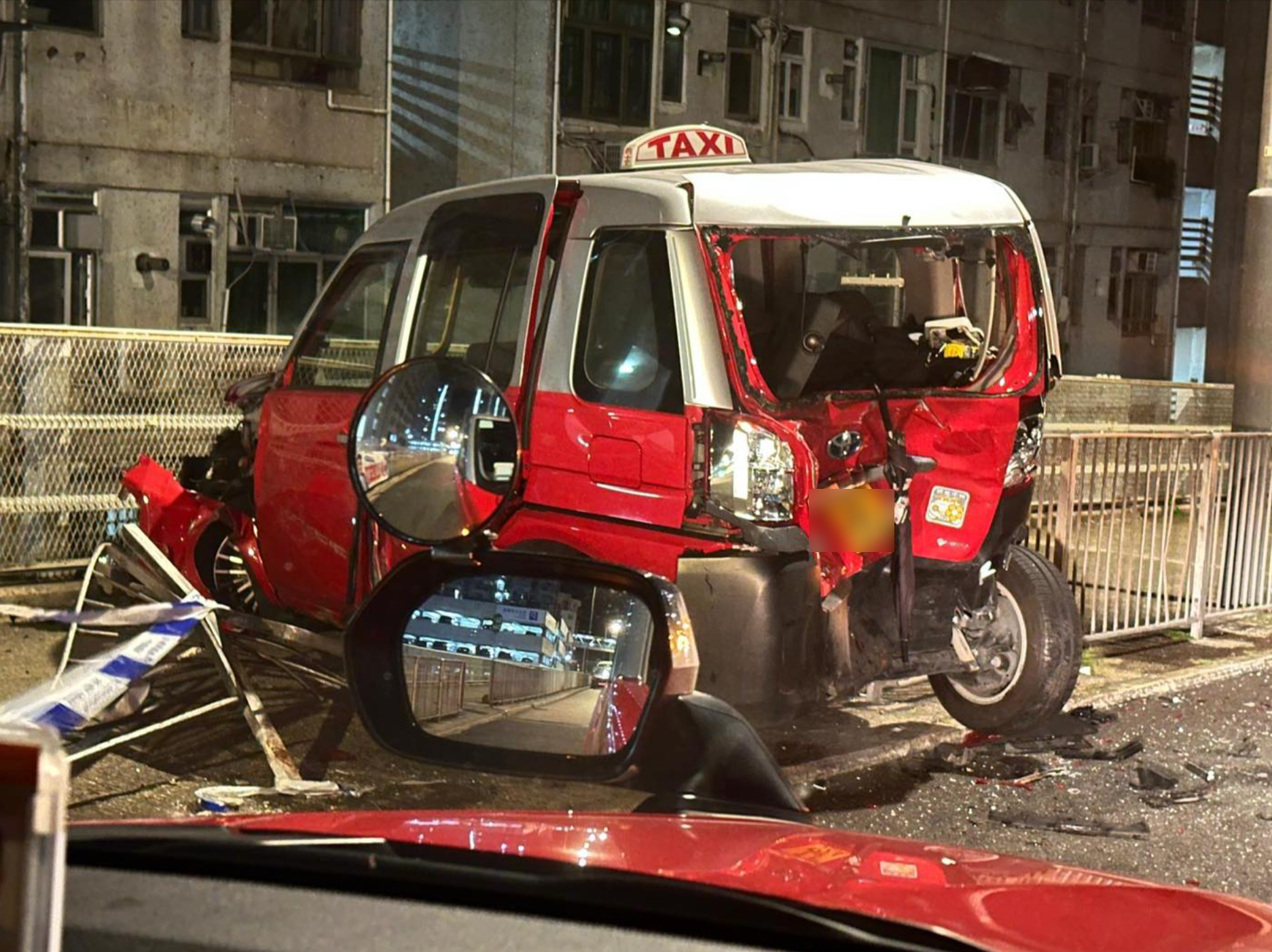 藍田的士遭客貨車推撞「慘成廢鐵」　衝鐵欄兼剷行人路全車變形