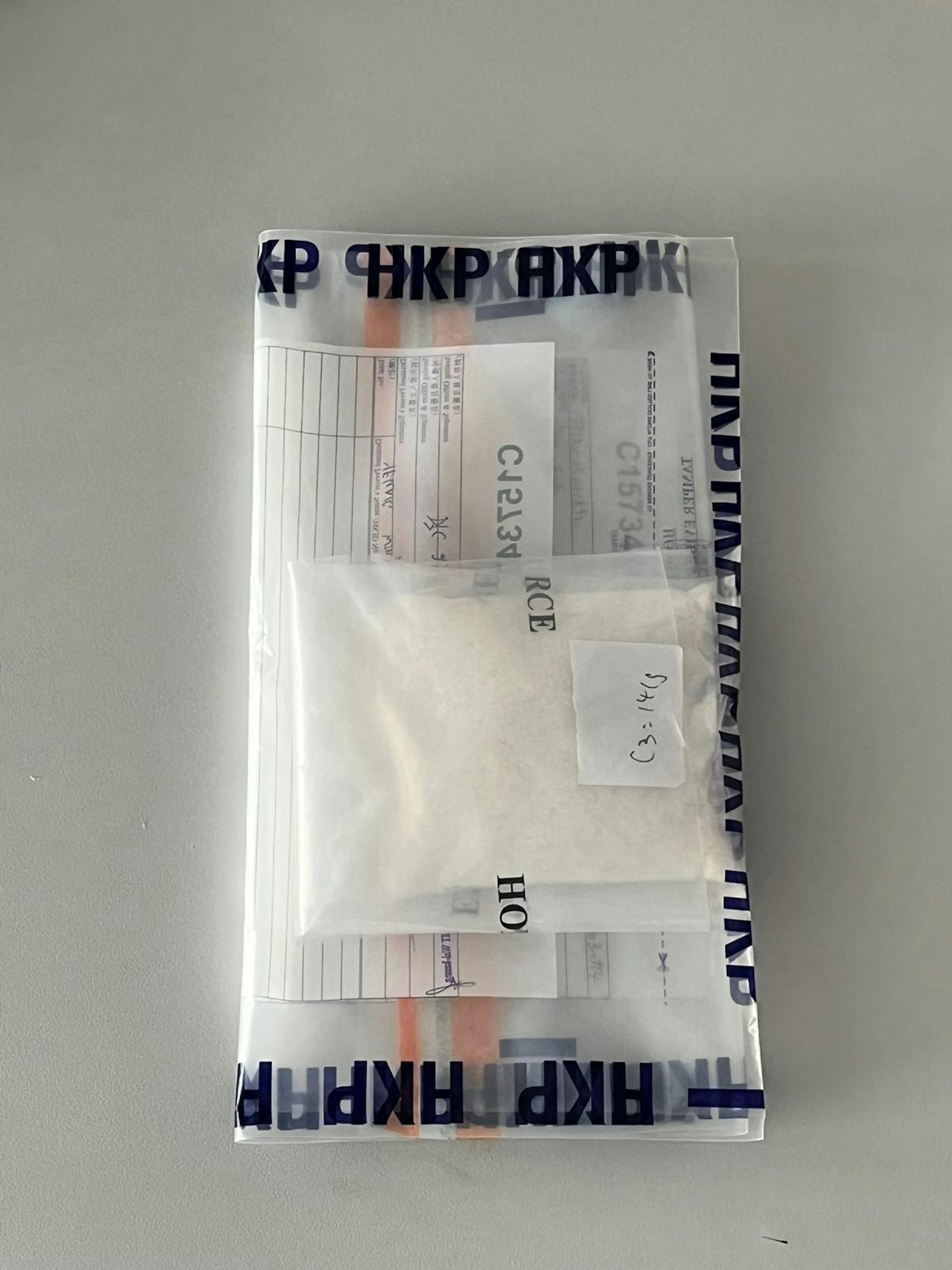 警方檢獲大麻花、依托咪酯粉、可卡因、果味甘油混合及一批毒品包裝工具。（警方圖片）