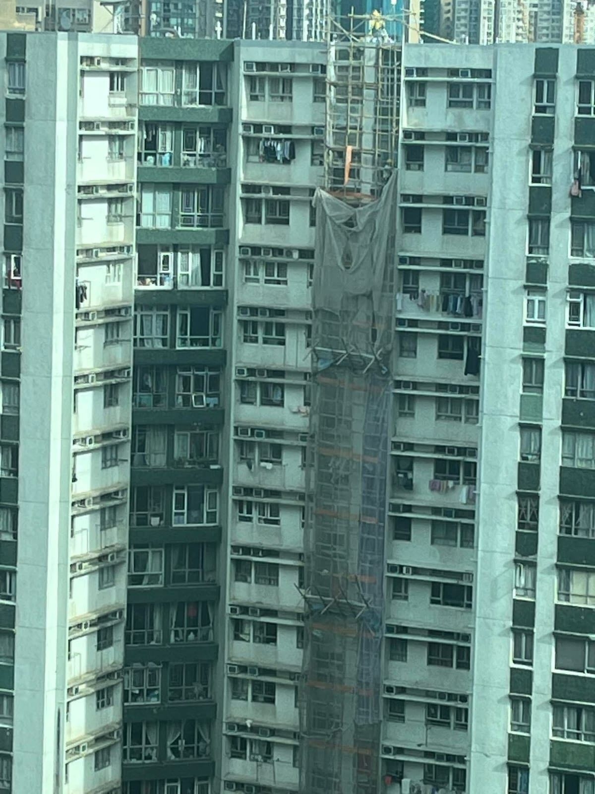 黃埔花園有工人急拆網