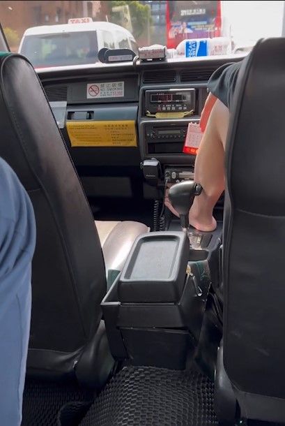的士司機勁高難度「棟高腳」揸車兼不停吐痰