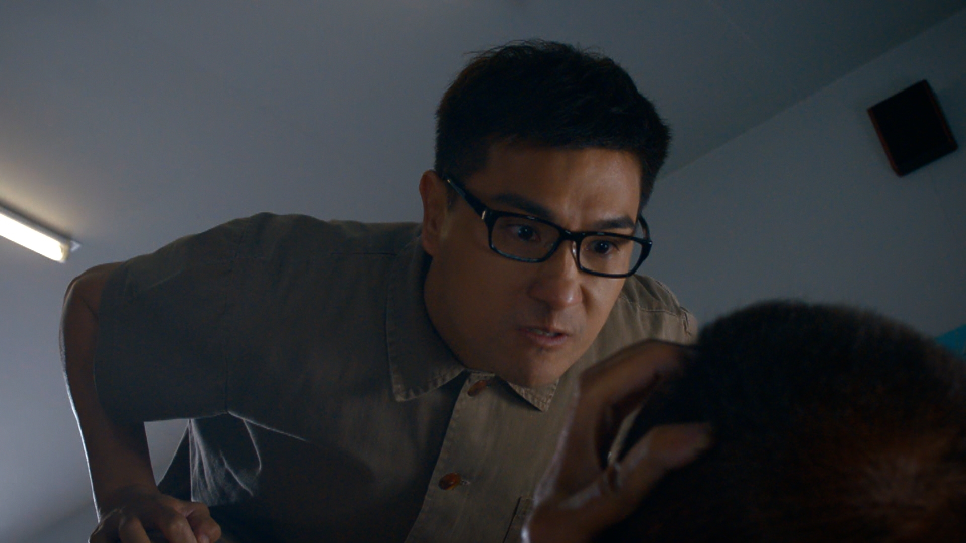 每次出場都有驚喜嘅陳展鵬，昨晚喺劇入面扮狗叫兼咬人。