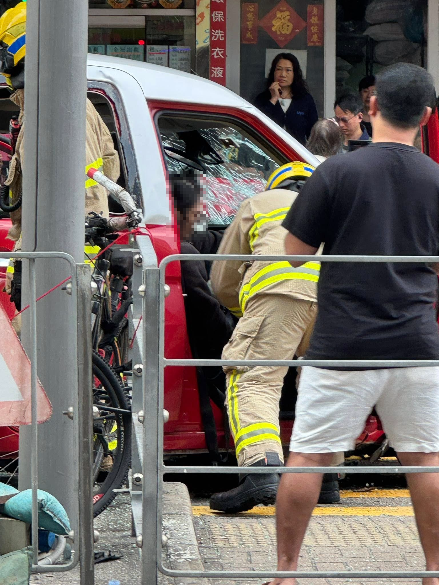 消防將被困的士司機救出。（Facebook圖片／車cam L（香港群組）／Kelvin Chui） 
