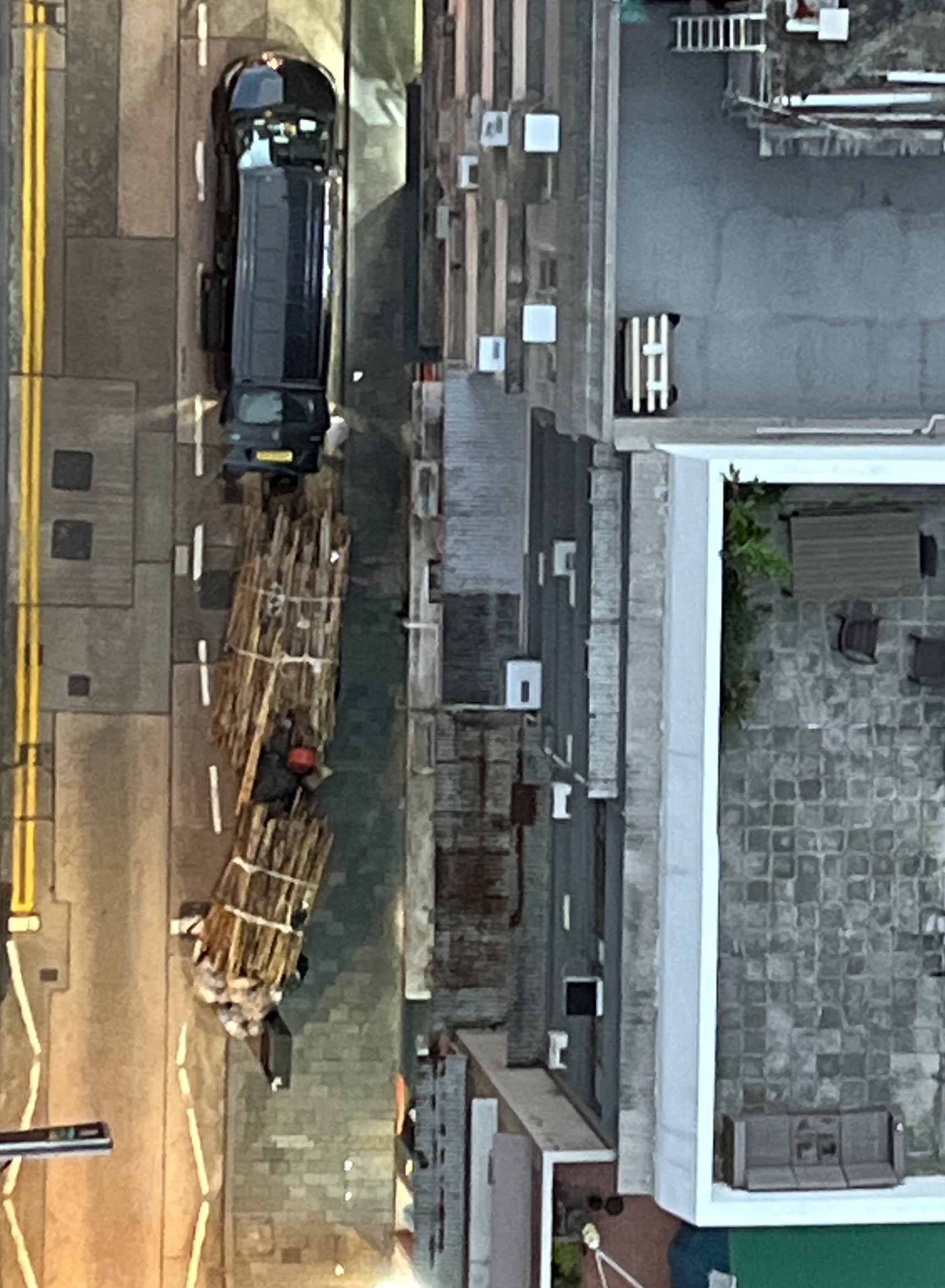 東張西望跟進｜東張做到嘢！士丹頓街兩年棚架終拆走　竹棚竟棄街頭近兩周　街坊怒斥：拆完仲阻街 （觀眾汪先生提供）