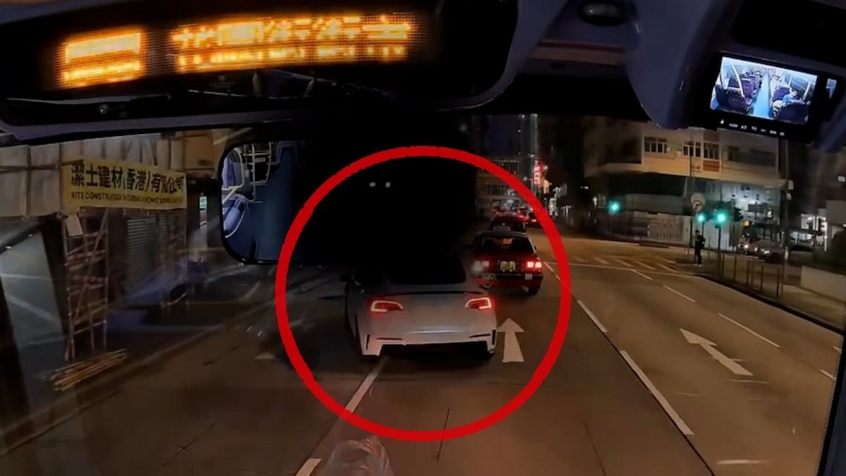前方一輛白色Tesla未待前方私家車起動，已切線至左一線再轉入旺角道。