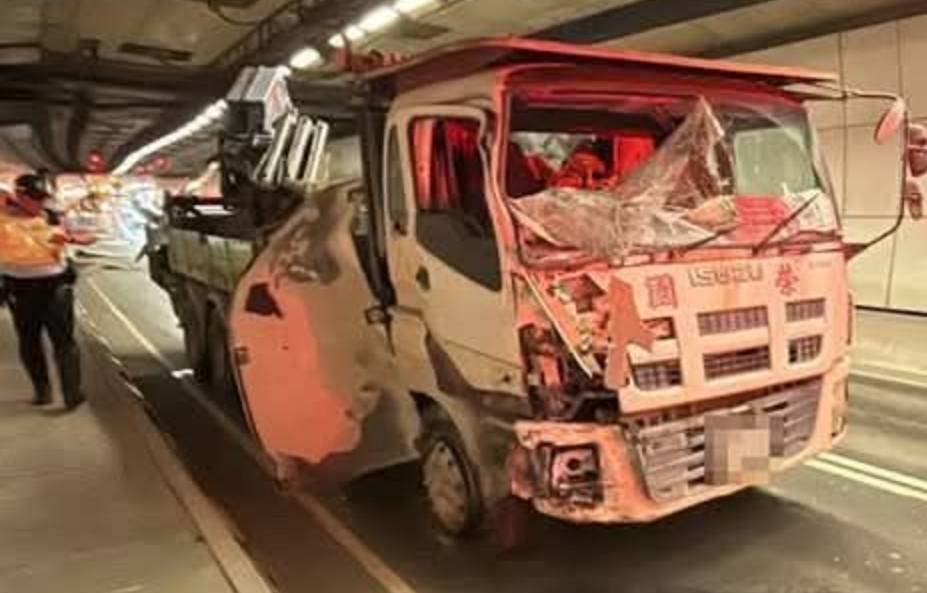 屯赤隧道吊臂車失控掃毀20米護牆板。(網上圖片)