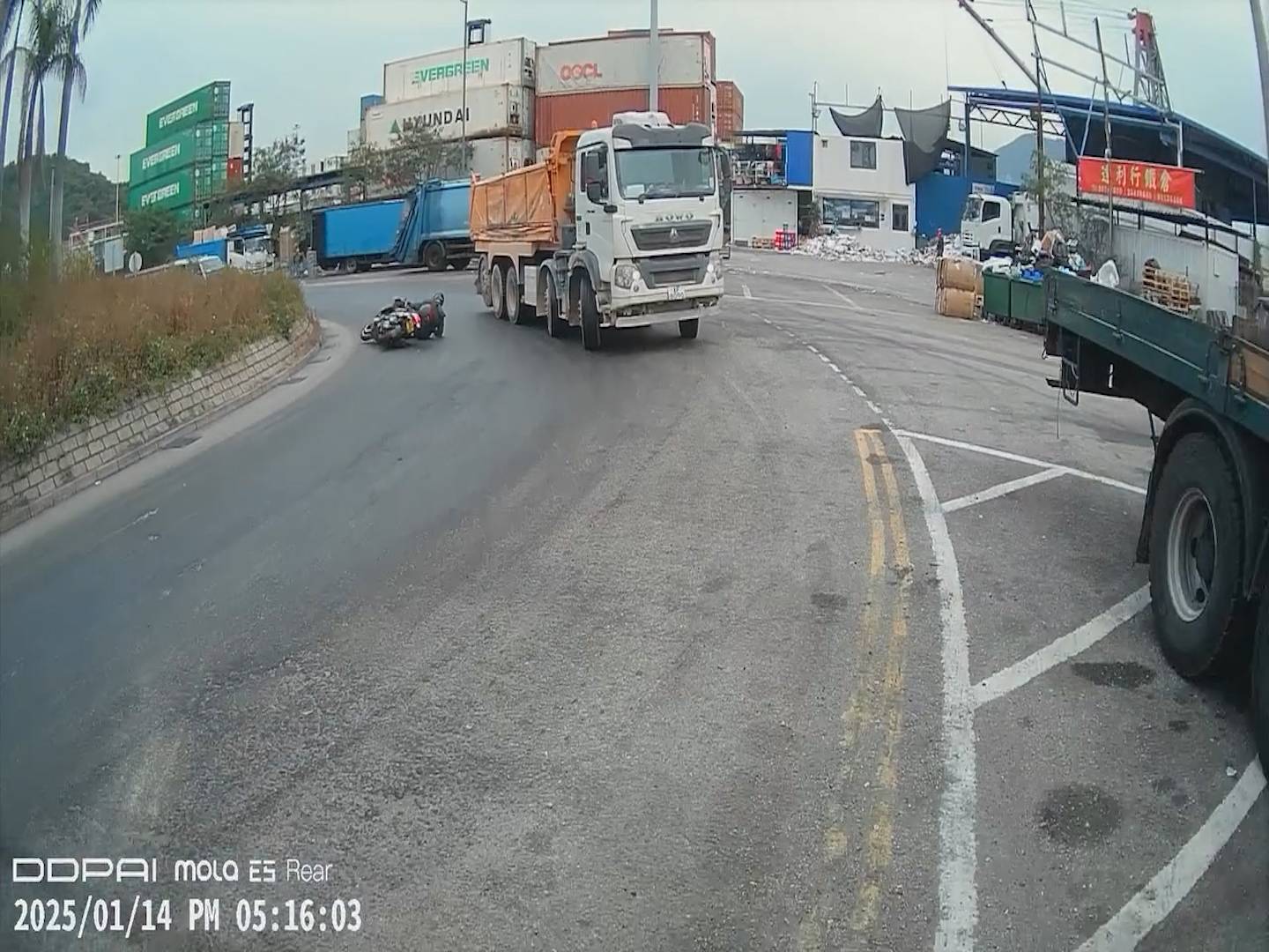 葵青鐵騎士路面跣親險被泥頭車輾過