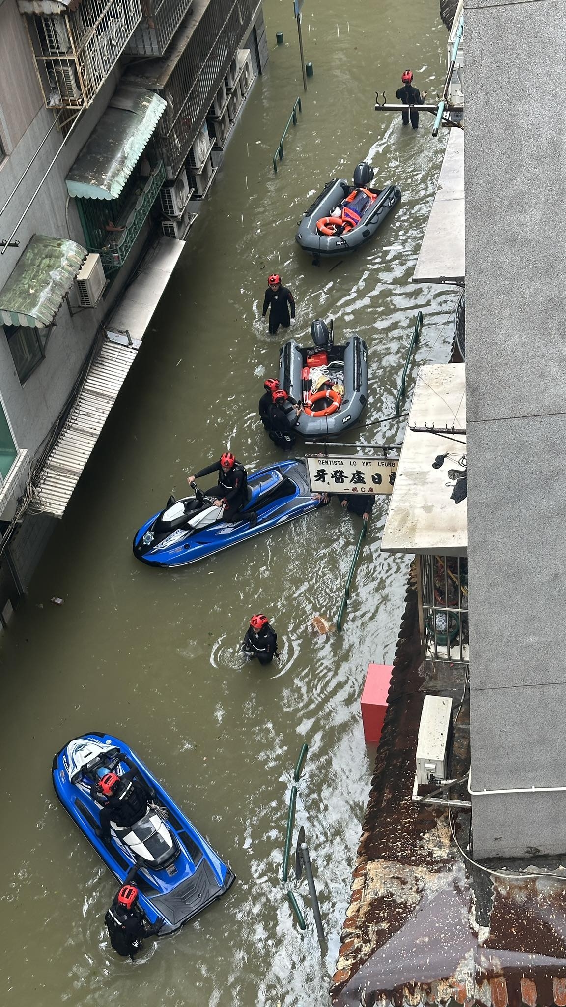 網上流傳相片，顯示沙欄仔街一帶的救援情況。 （Facebook圖片／澳門高登起底組／Ka Fai Fong）