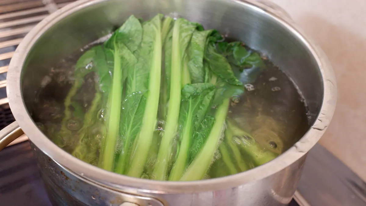 青菜別只會丟滾水燙！日專家教1招簡單方法鎖住營養價值，蔬菜翠綠鮮嫩不變黃| 香港01 | 風生活- 風傳媒