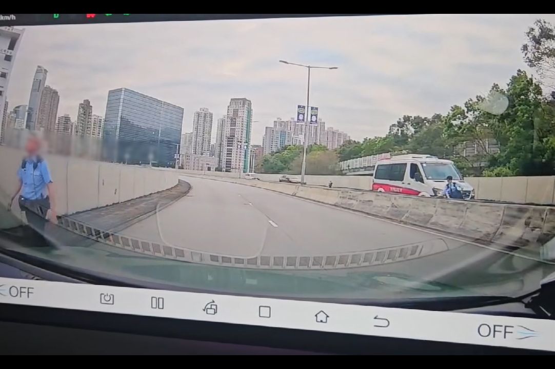 荃灣大河道天橋頂女子亂跑疑碰瓷，警察落車「成功追截」。