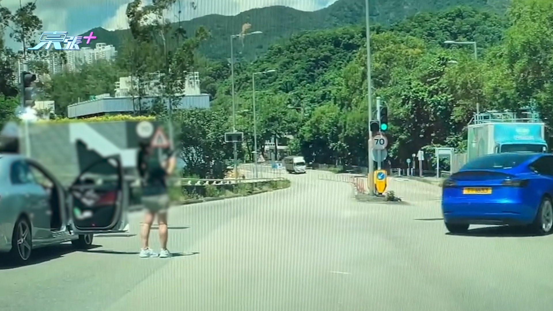 車Cam直擊｜大埔汀角路車禍　女司機炒車撞向電單車　鐵騎士秒被撞飛