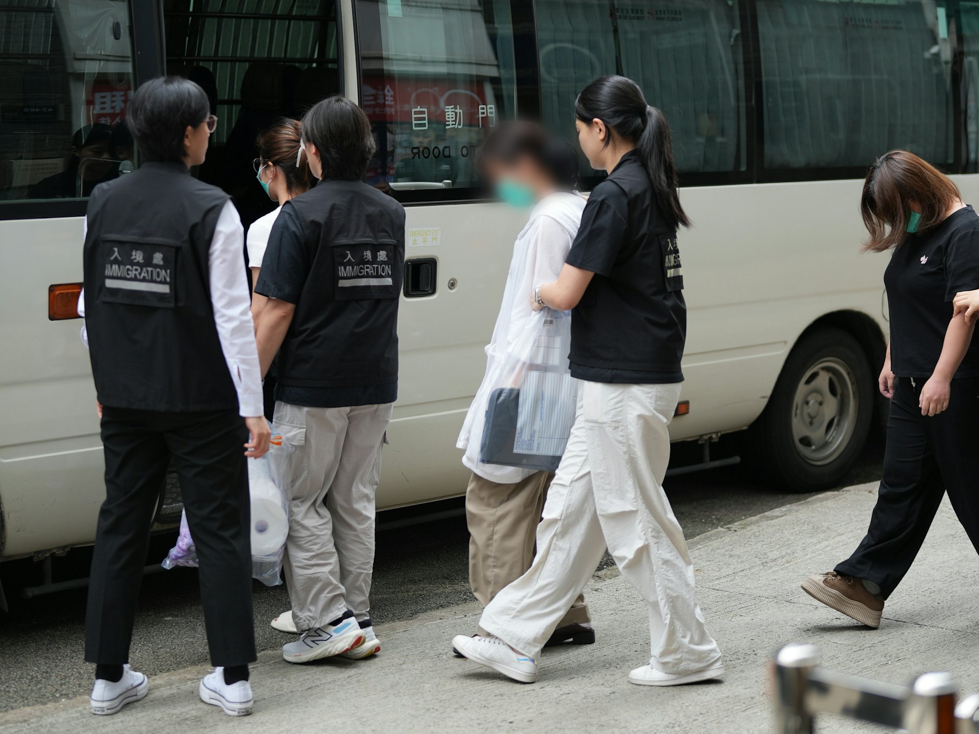 入境處人員在行動中拘捕10人。（入境處圖片）