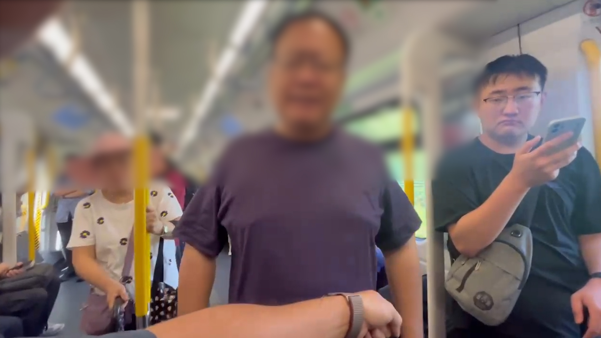 東張西望報料｜東鐵普通話大叔擺袋霸位唔畀人坐　被全車人鬧仲聲大夾惡理論