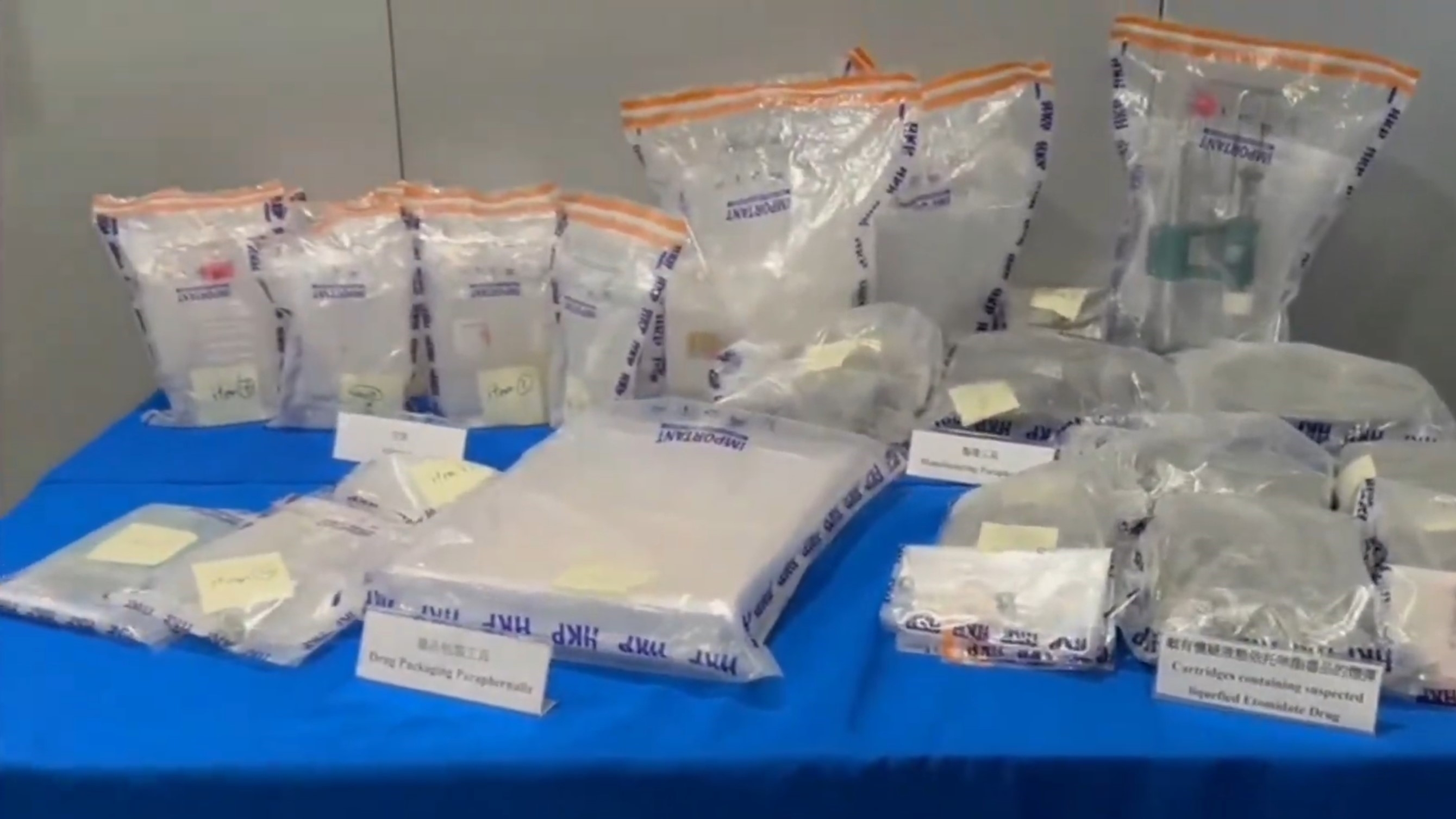 警方毒品調查科昨日（3月4日）在元朗八鄉搗破一個依托咪酯（前稱太空油）加工場，檢獲約1600多粒懷疑依托咪酯煙彈、3公升懷疑依托咪酯液體及大量製毒工具，市值逾50萬元。（警方YouTube直播截圖）