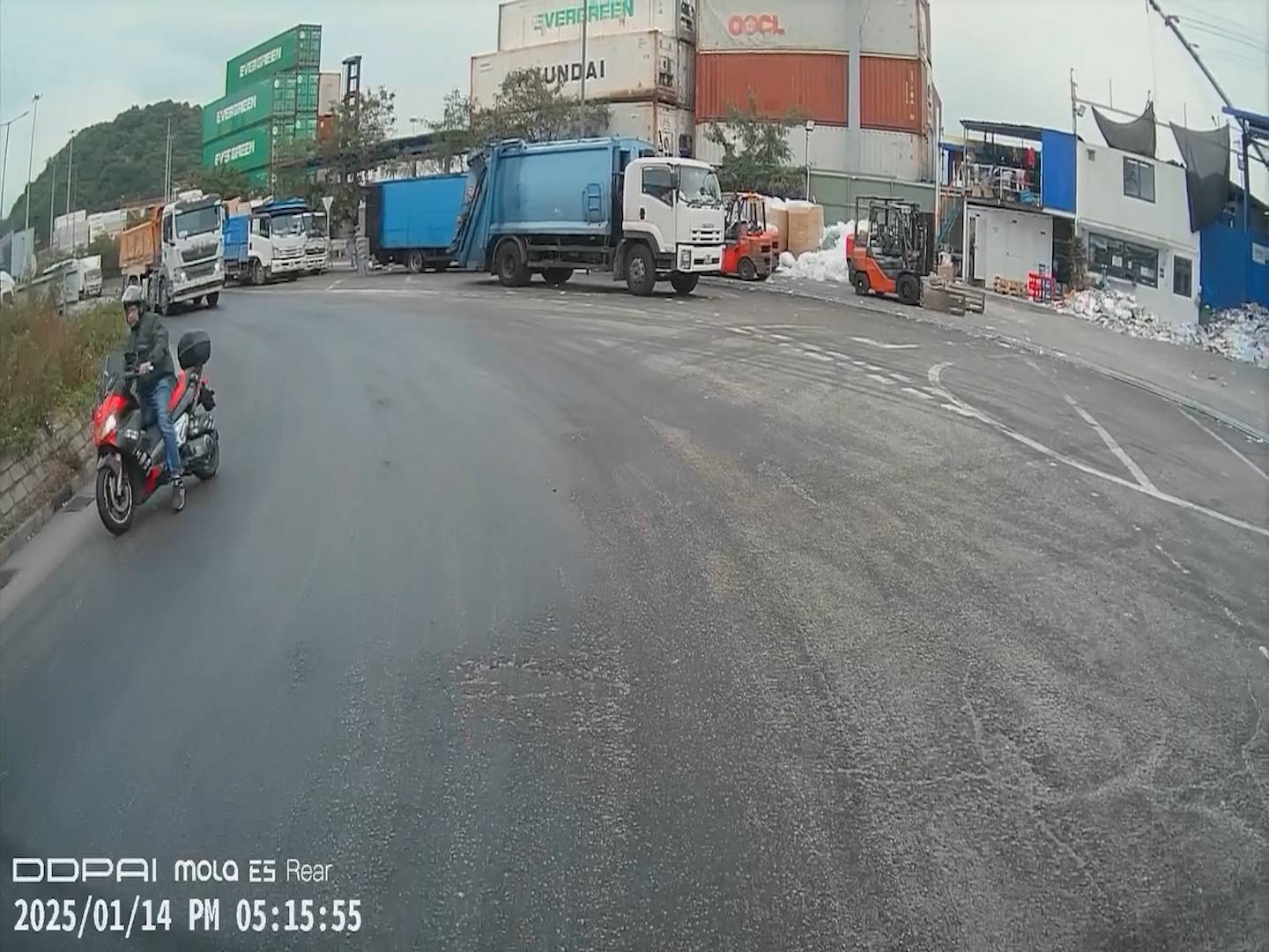 葵青鐵騎士路面跣親險被泥頭車輾過