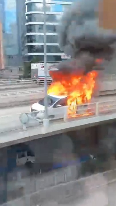 起火汽車火勢猛烈，車身被火焰吞噬，冒出大量黑煙。（Facebook影片截圖／馬路的事 (即時交通資訊台)／Bosco Chu）