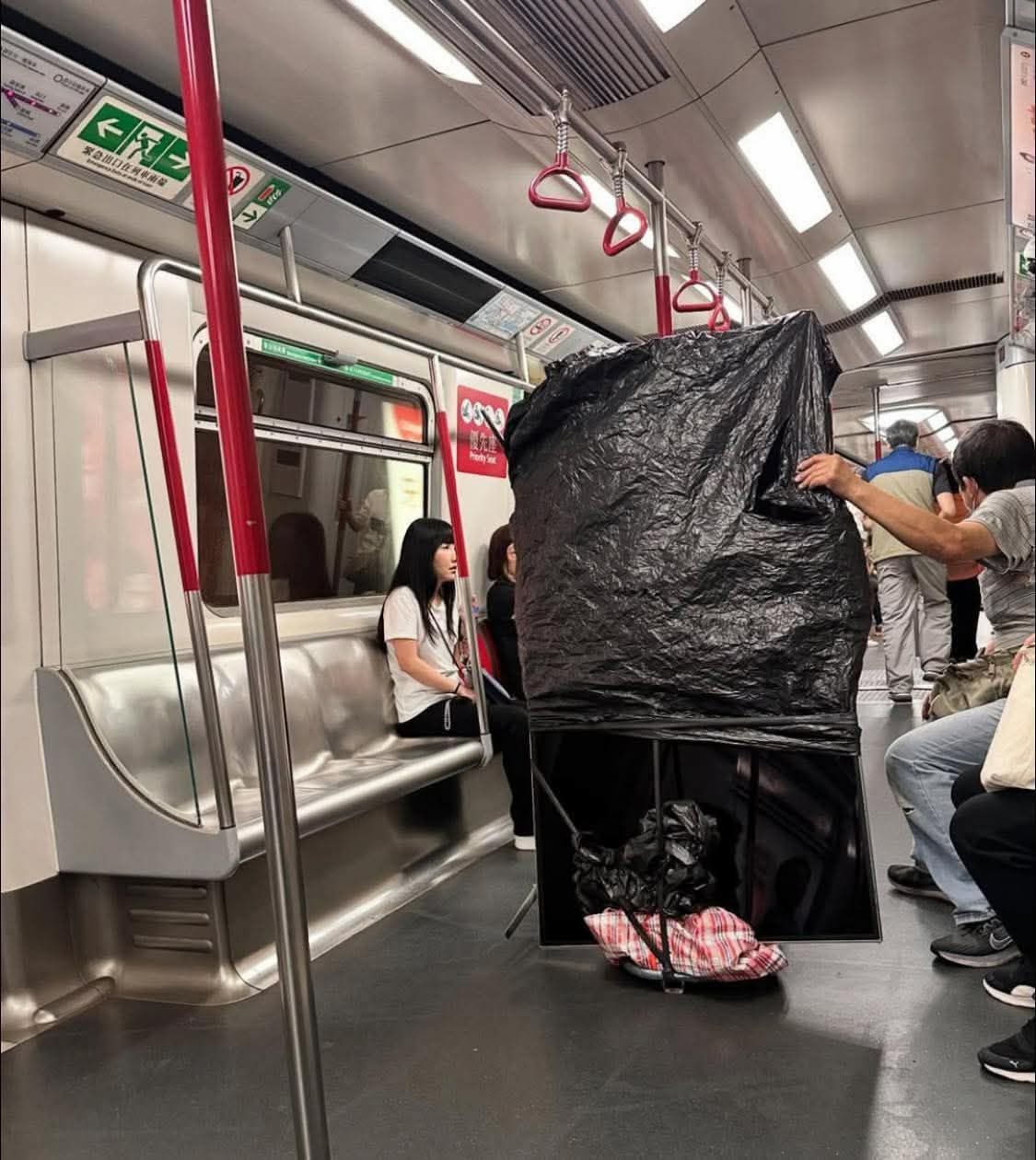 大叔搬超巨型電視搭港鐵