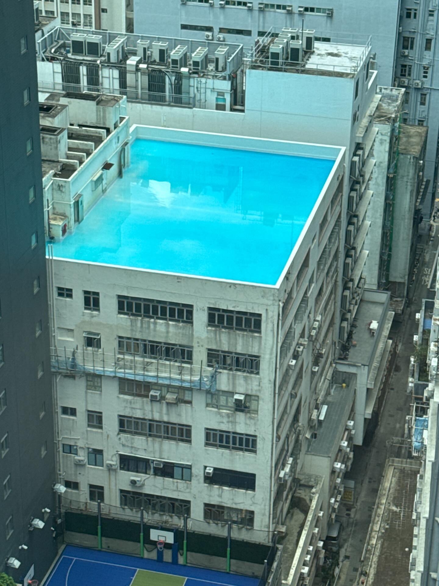 新蒲崗一幢工廠大廈的天台，竟疑似出現巨型泳池，更注滿蔚藍池水。（Threads圖片／man000230）