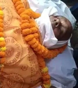 喪禮上，拉爾即將被送往火化。（網上圖片）