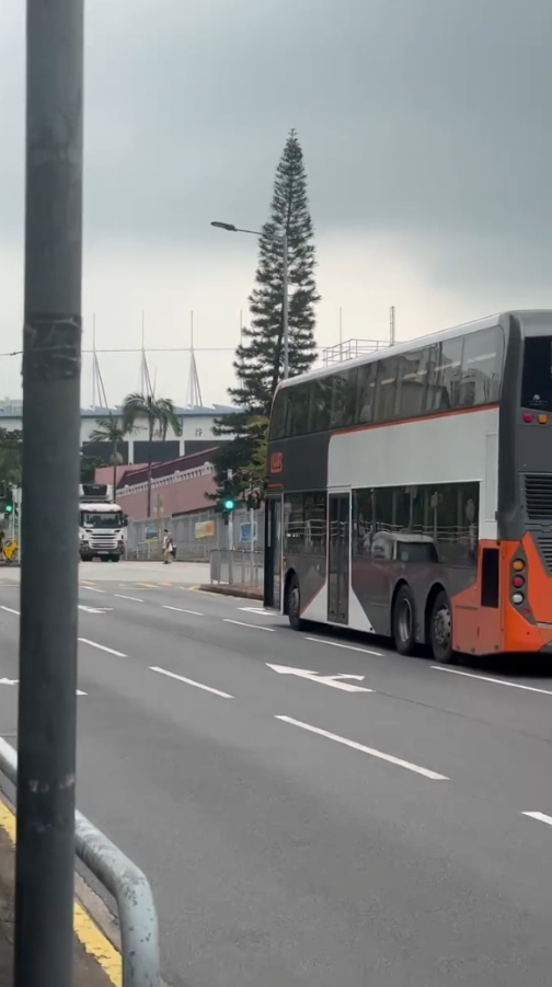 女子荃灣衝馬路拍門追巴士勁牙煙，司機終開門放行被網民鬧爆。(影片截圖／Threads@z.oeyi)