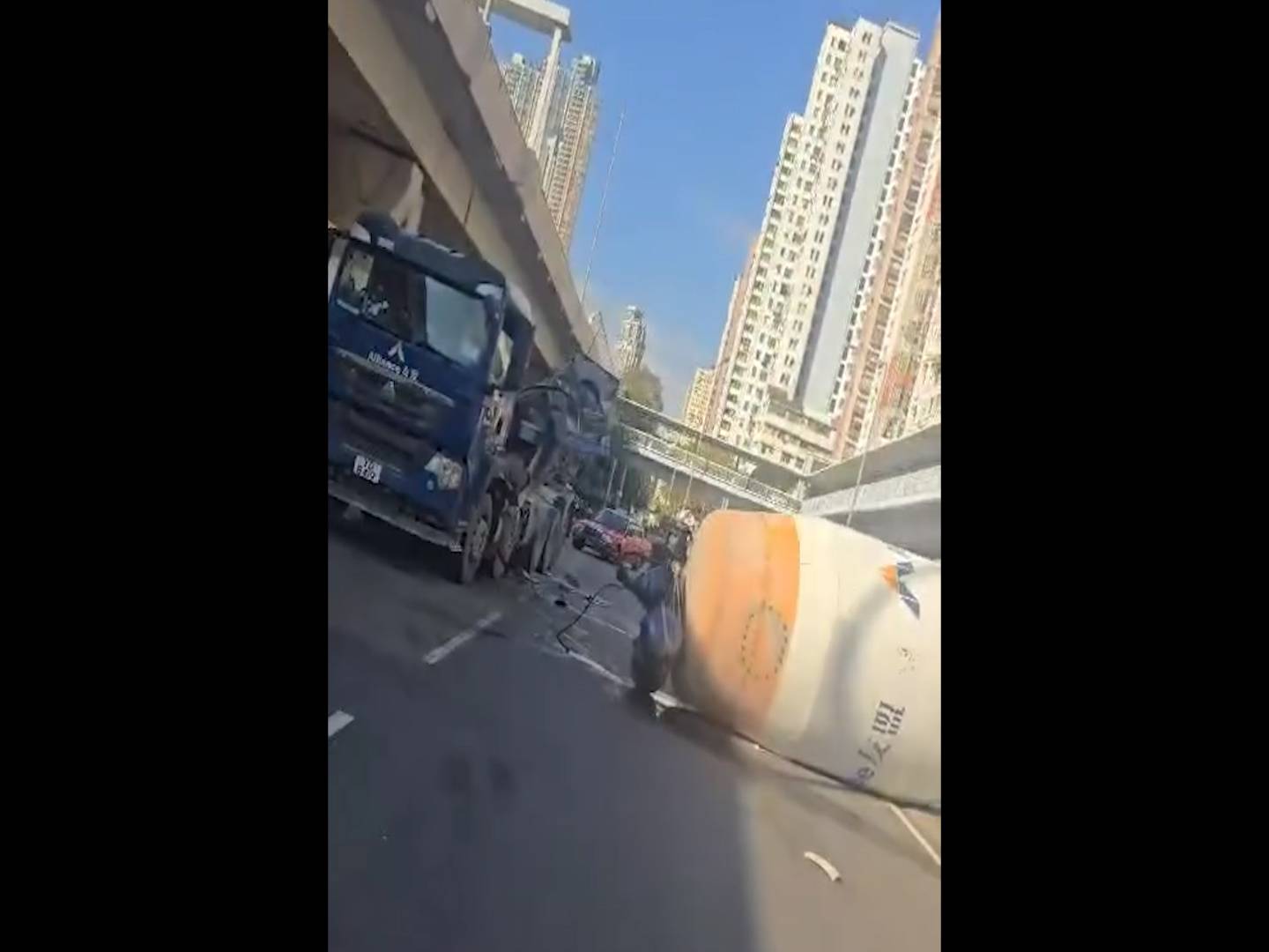 油麻地田螺車車斗甩脫卡馬路