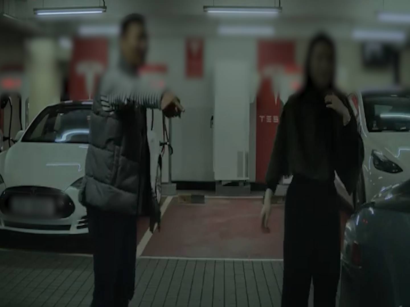 Tesla女司機停車場泊車有人睇實都揩花對面