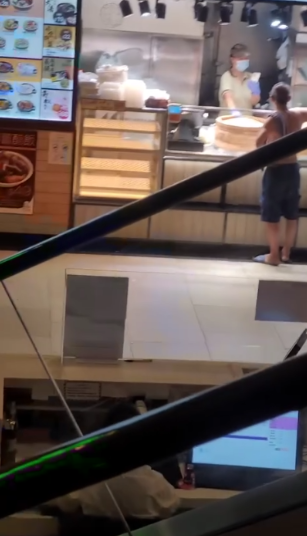 阿叔大鬧唐記包點怒斥「無叉用」　找店員晦氣被商場保安KO