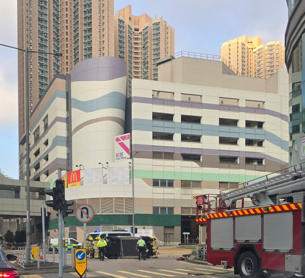 調景嶺私家車「自炒翻側」　撞毀交通燈後碎片散落一地　司機自行爬出 (FB@Calbee BGor)