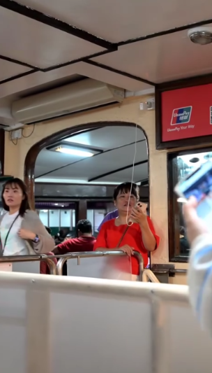 大媽天星小輪拉線插船頂「偷電」煲電話粥　畫面曝光惹網民熱議