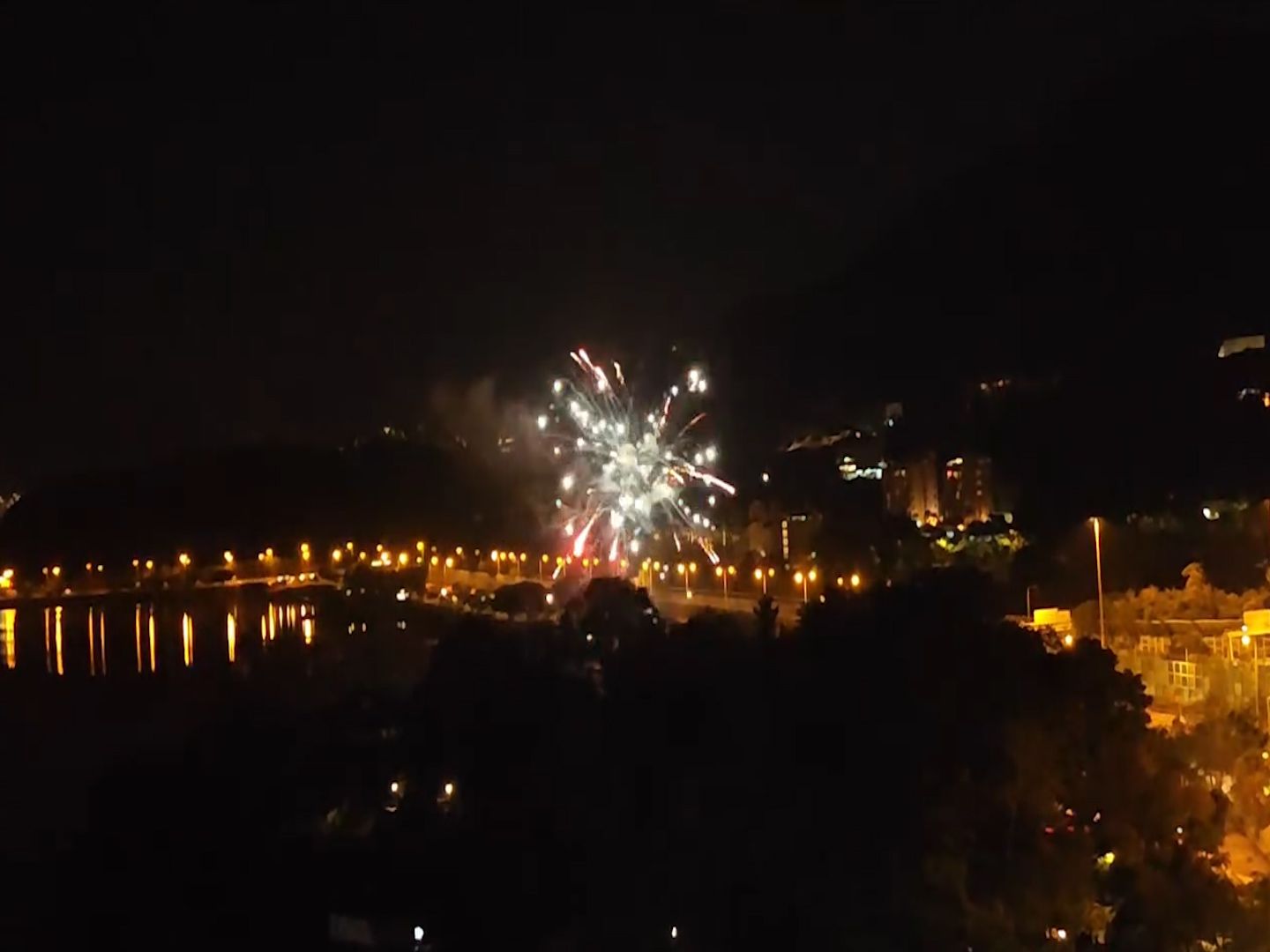 吐露港現「民間煙花匯演」賀蛇年